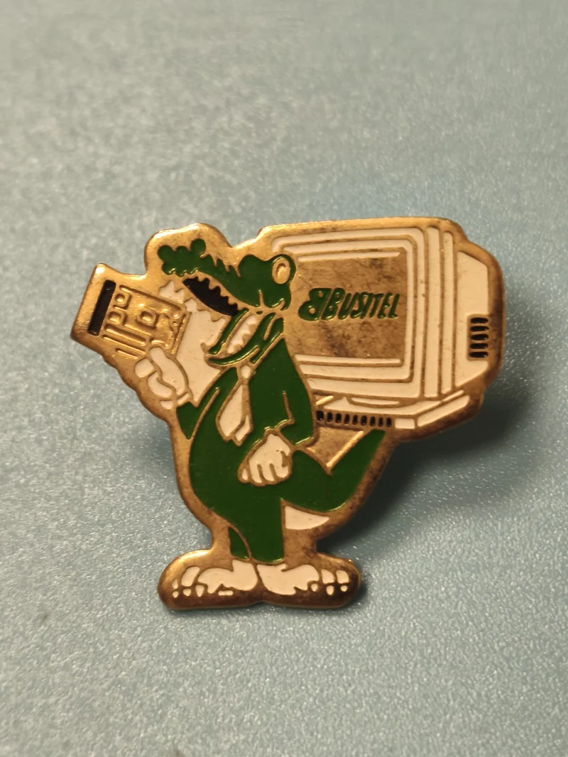 Pin's vintage Busitel crocodile vert mascotte informatique ancien collection