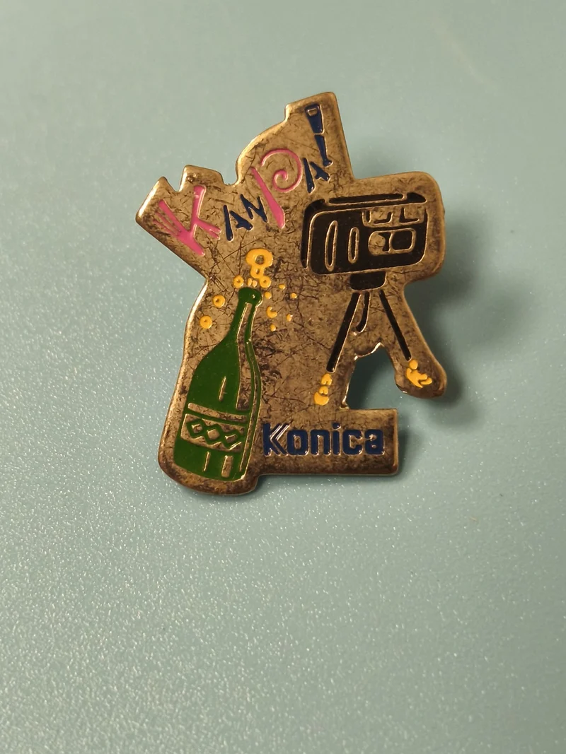 Vintage pin's Konica appareil photo et bouteille champagne, collection ancien