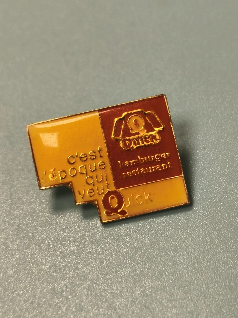 Pin's vintage Quick hamburger restaurant jaune marron, collection fast-food