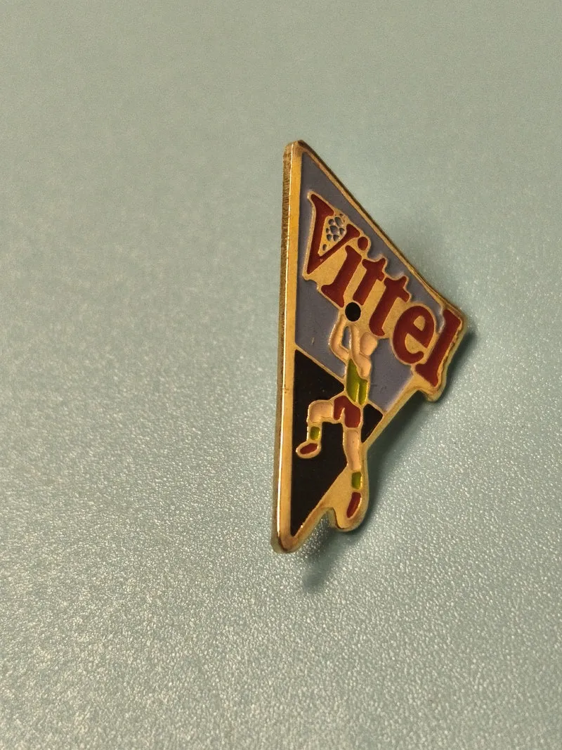 Vintage pin's Vittel triangle, grimpeur, collection sport ancien (Ref 15)