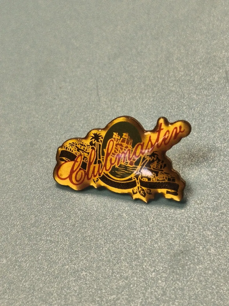 Pin's vintage Clubmaster, forme nuage, décor ville et palmiers ancien