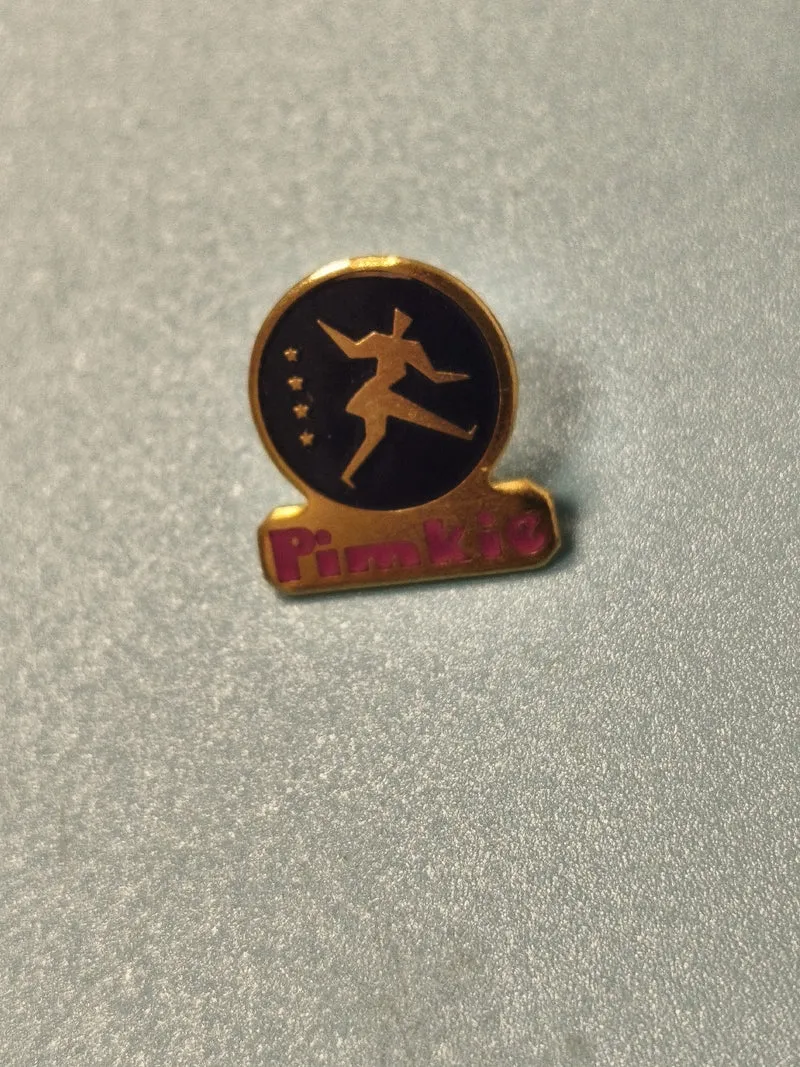 Vintage pin's Pimkie noir doré logo danseur, collection, mode rétro
