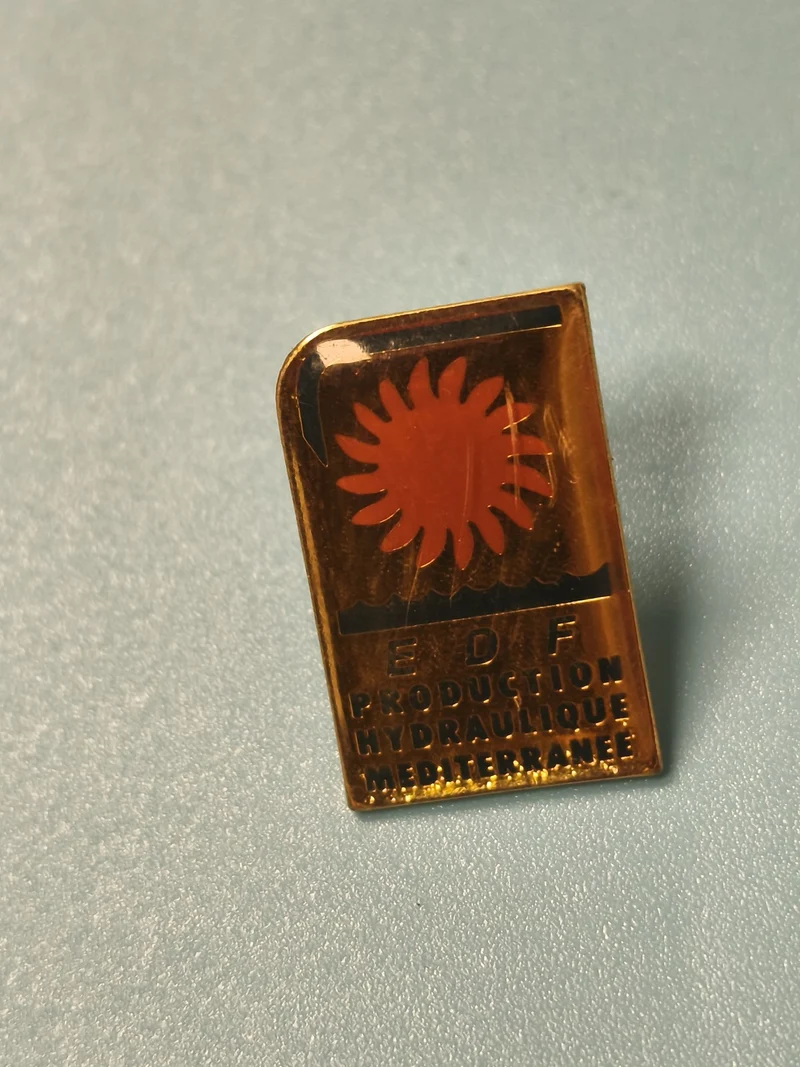 Vintage pin's EDF Production Hydraulique Méditerranée logo orange rectangulaire
