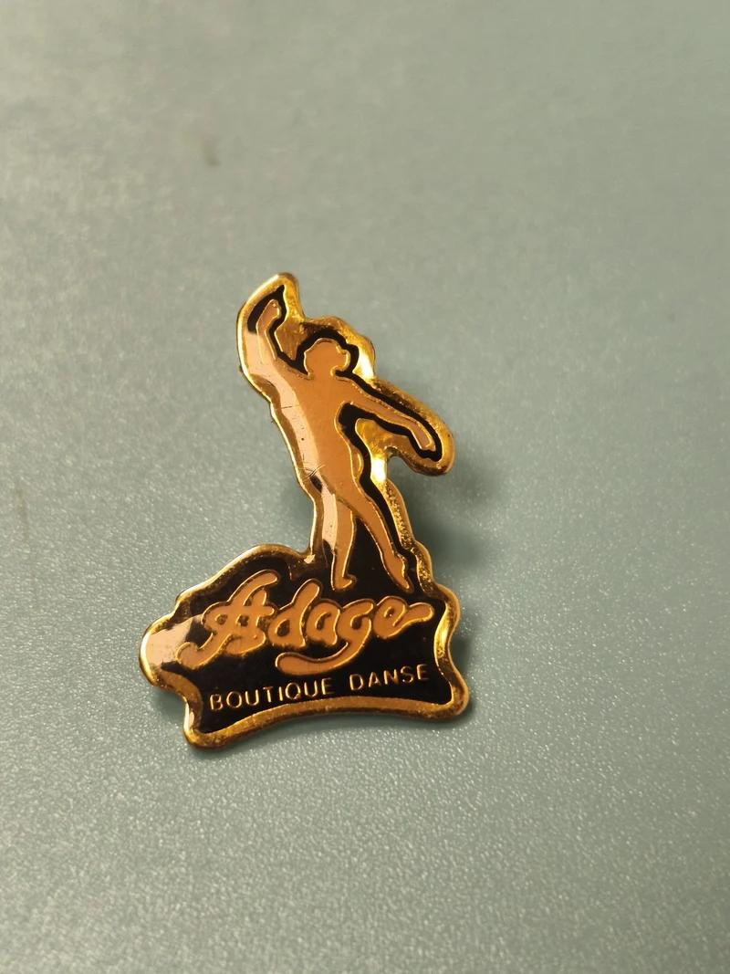 Pin's vintage Adage Boutique Danse danseur doré émaillé collection (Ref 15)