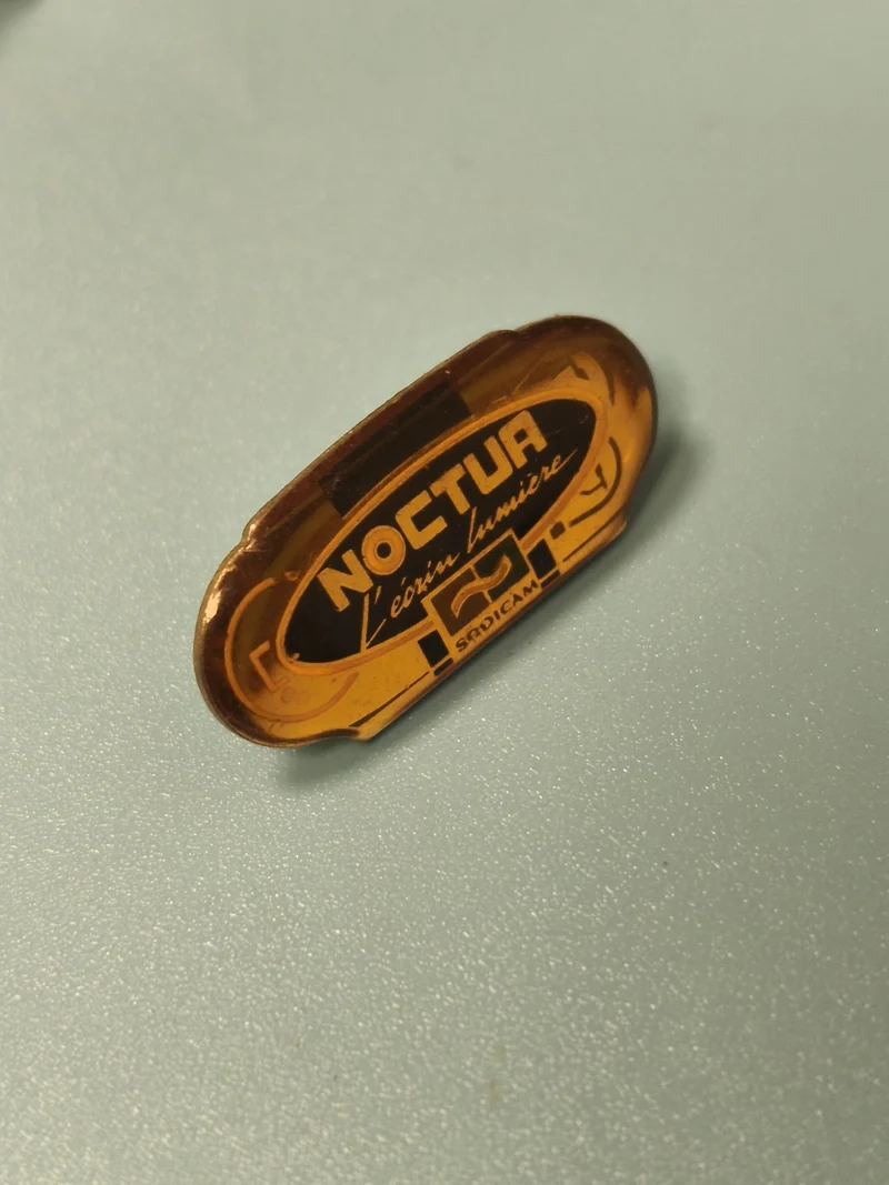 Vintage pin's NOCTUA translucide ambré ancien publicité éclairage (Ref 15)