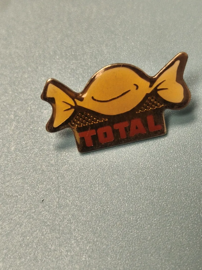 Vintage pin's publicitaire TOTAL bonbon jaune ? collection badge rétro