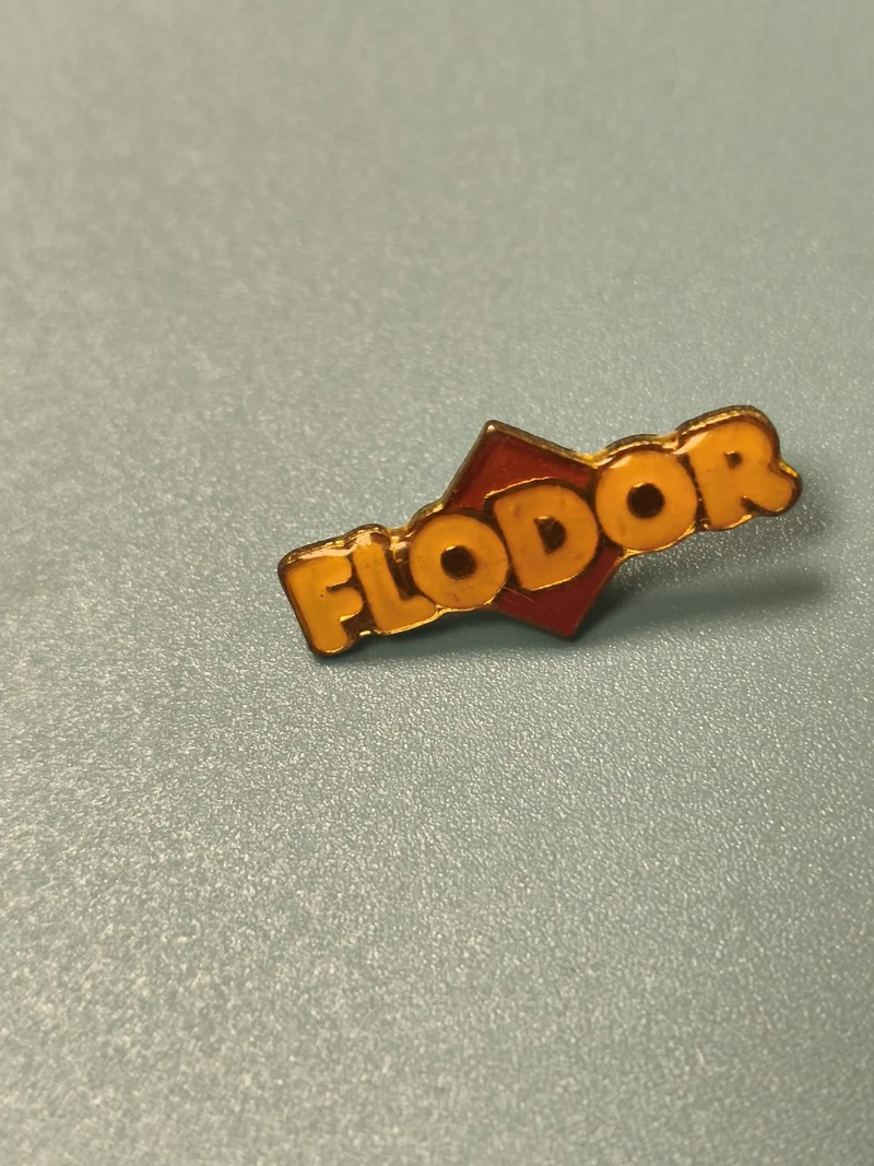 Vintage pin's Flodor jaune et rouge, logo publicitaire ancien collection