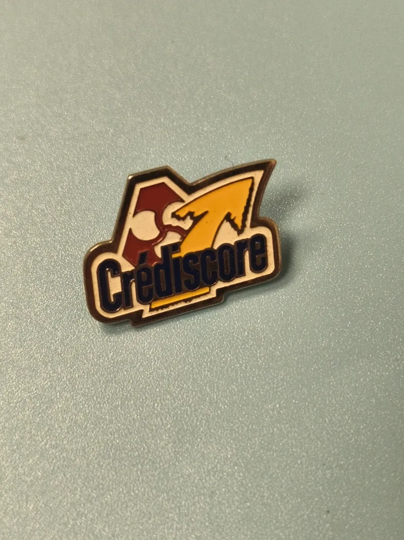 Vintage pin's Crèdiscore logo flèche jaune, collection badge publicitaire
