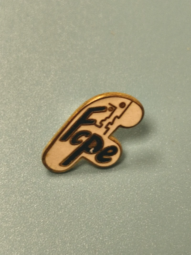 Vintage pin's FCPE ancien badge scolaire logo bleu et crème collection
