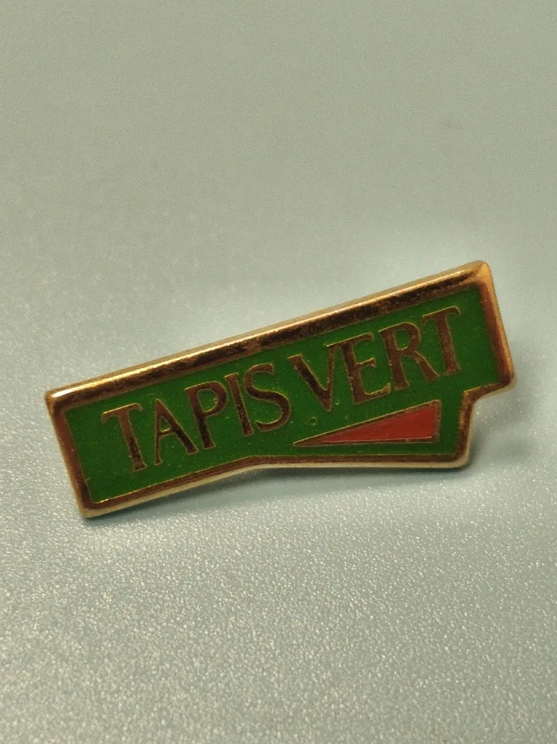 Vintage pin's Tapis Vert vert et rouge, badge ancien collection (Ref 16)