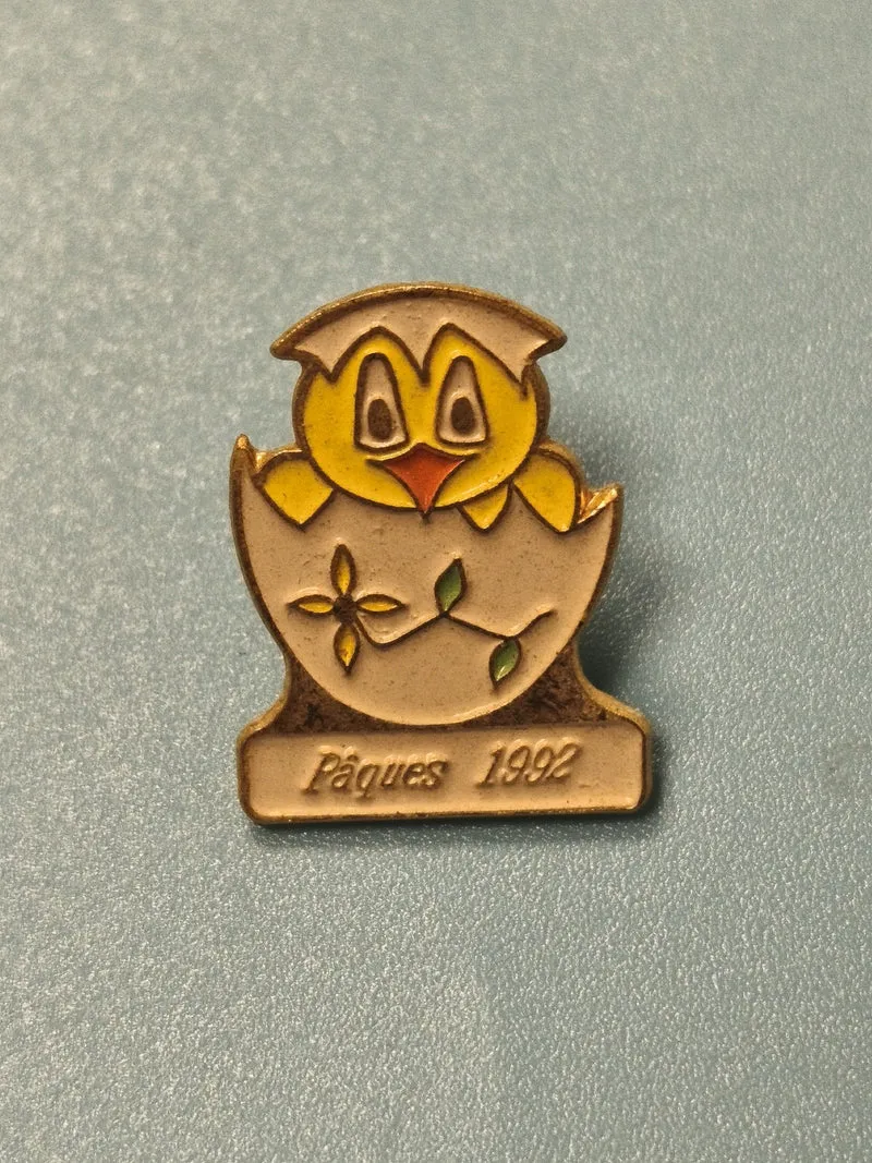 Pin's vintage Pâques 1992 poussin ?uf décor fleur, collection badge ancien