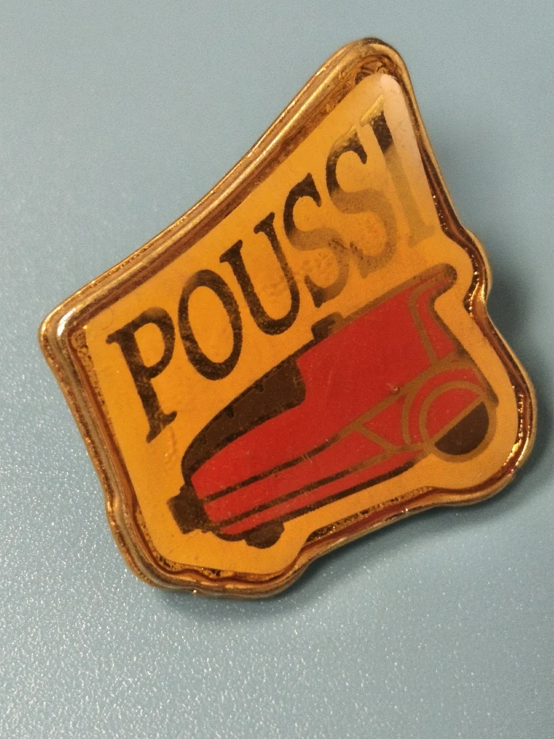 Vintage pin's Poussi voiture rouge jaune collection badge ancien (Ref 16)