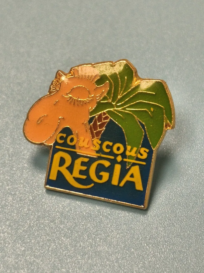 Pin's vintage couscous Regia chameau émaillé publicitaire collection