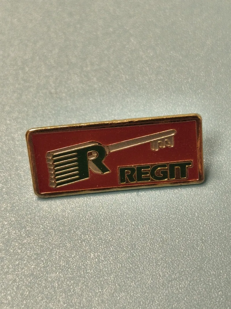 Vintage pin's publicitaire REGIT rectangulaire rouge logo clé collection