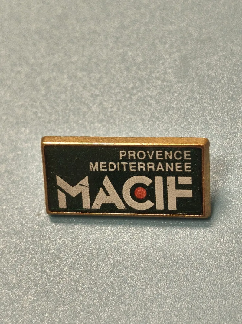 Vintage pin's MACIF Provence Méditerranée rectangle vert collection assurance