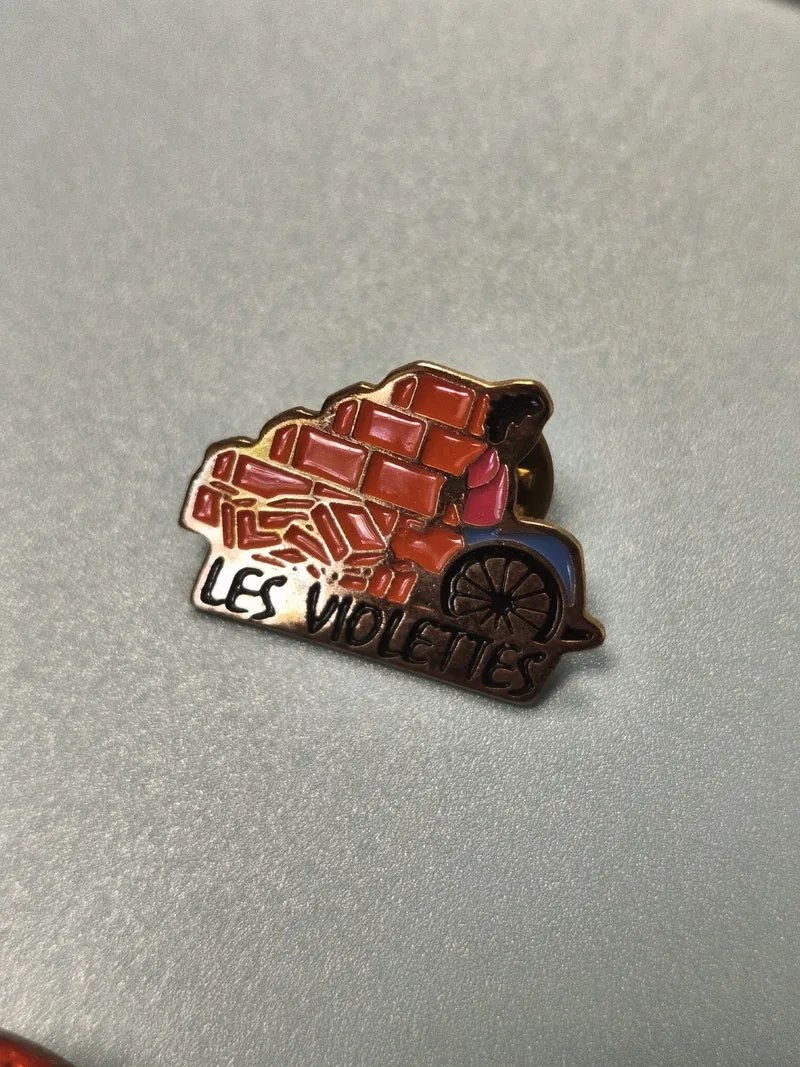 Pin's vintage Les Violettes émaillé, charrette motif brique, collection (Ref 16)