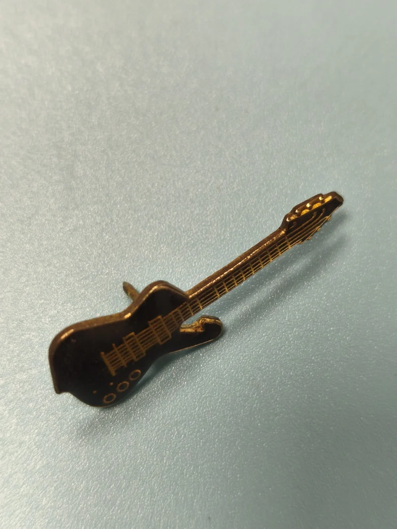 Pin's vintage guitare noire, forme électrique, collection musique rock