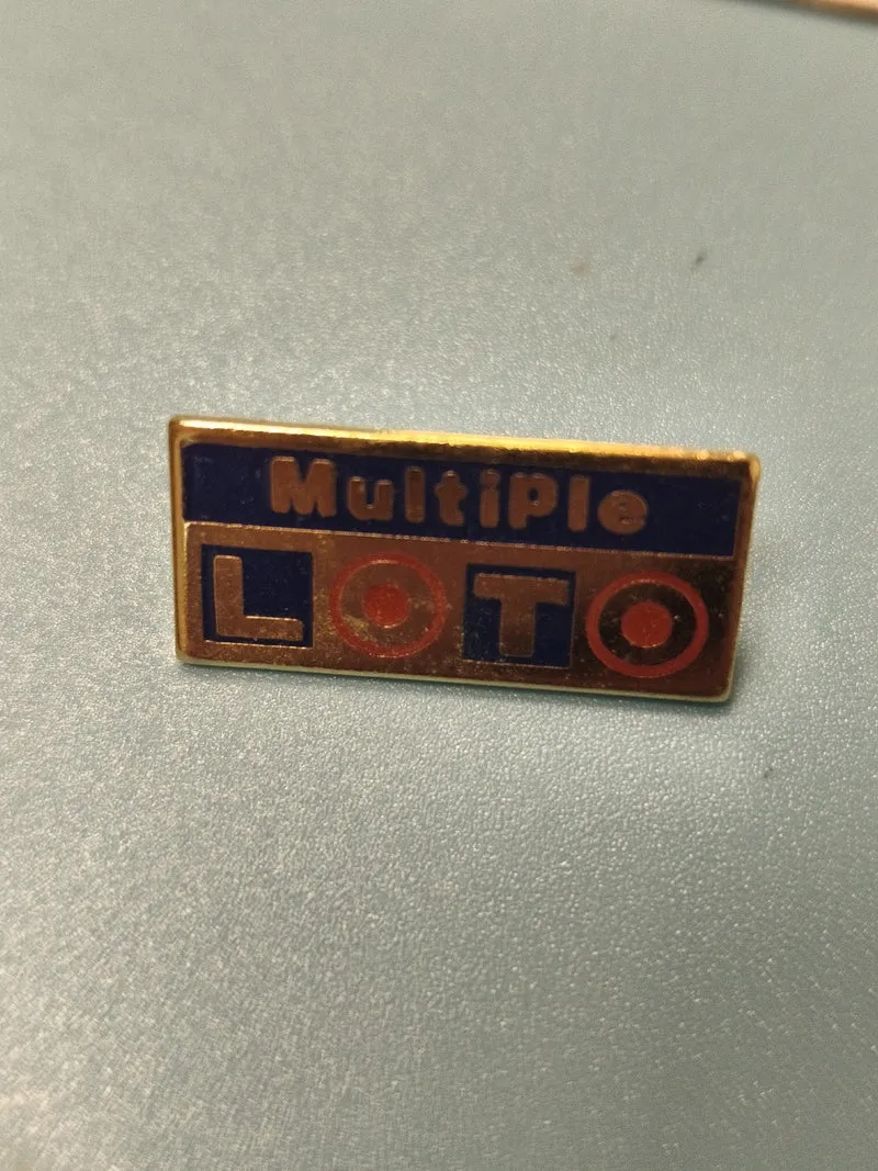Vintage pin's Loto Multiple rectangulaire bleu rouge collection jeux anciens
