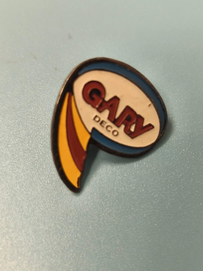 Vintage pin's Gapy déco émaillé forme originale années 80 (Ref 16)