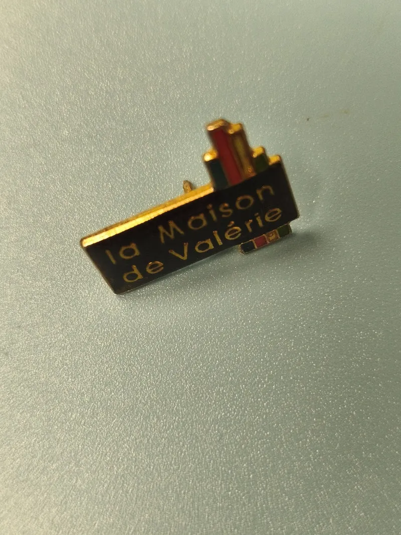 Pin's vintage La Maison de Valérie, noir doré, collection publicitaire rare