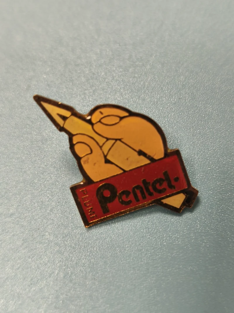Vintage pin's Pentel plume jaune rouge ancien badge publicitaire collection