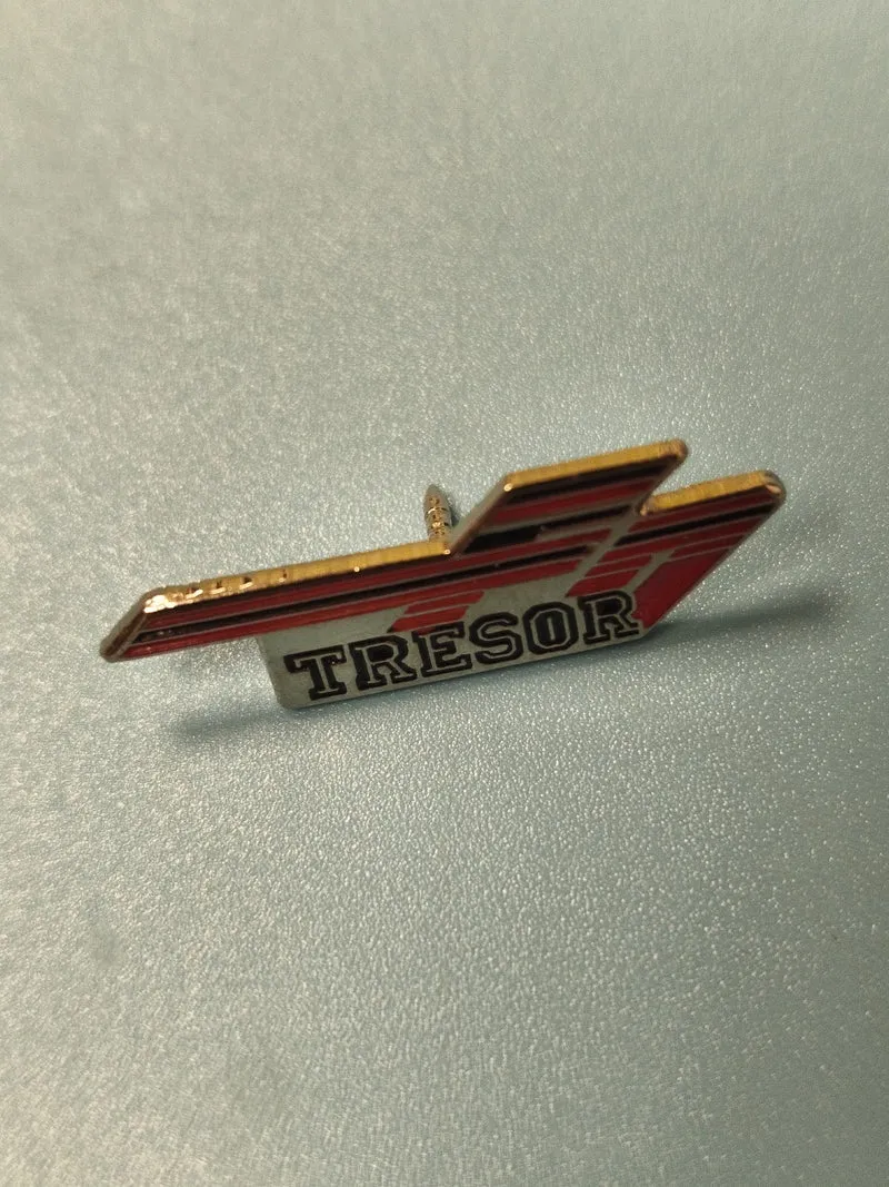 Pin's vintage Trésor, design graphique rouge et noir, collection ancien