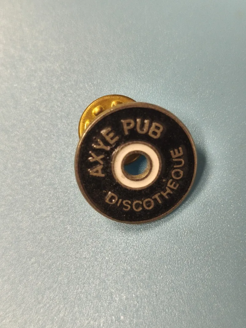 Vintage pin's AXYE PUB Discothèque rond noir collection club ancien