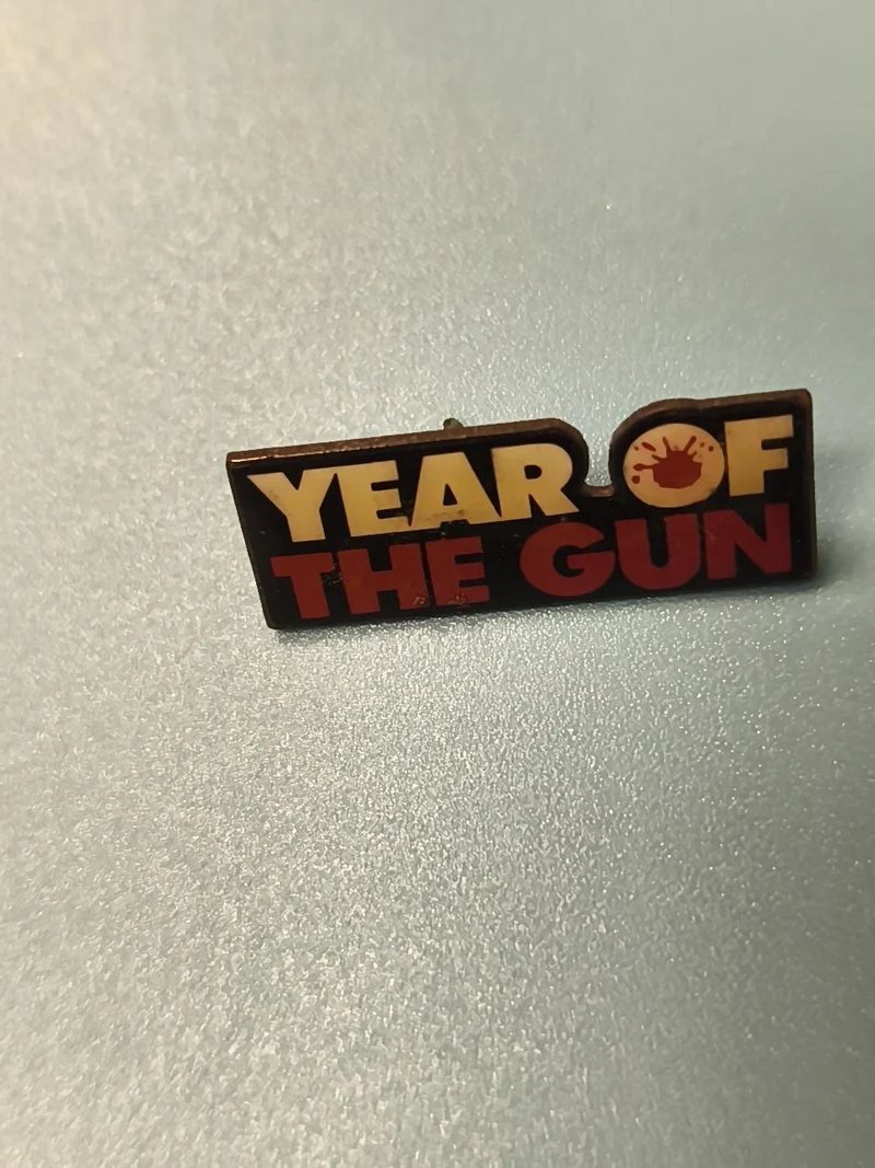 Vintage pin's Year of the Gun noir rouge collection cinéma rare (Ref 16)