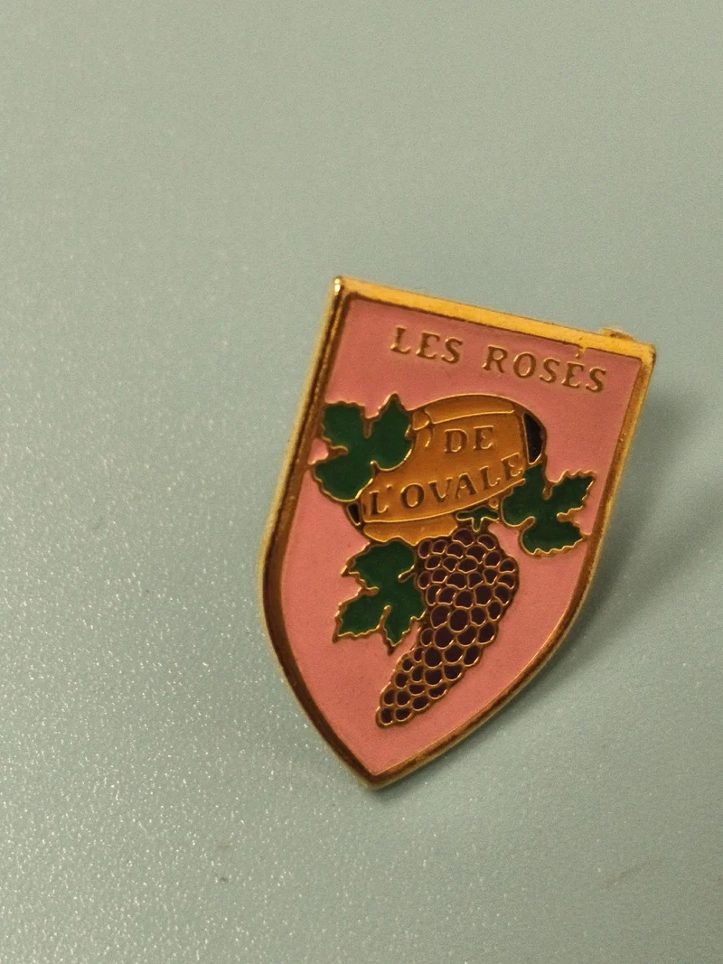 Vintage pin's Les Rosés de l'Ovale émaillé blason rose raisin (Ref 17)