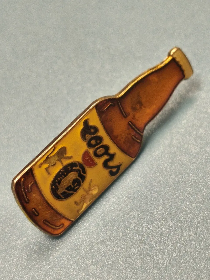 Vintage pin's bouteille Coors émaillé, collection bière, décor jaune (Ref 17)