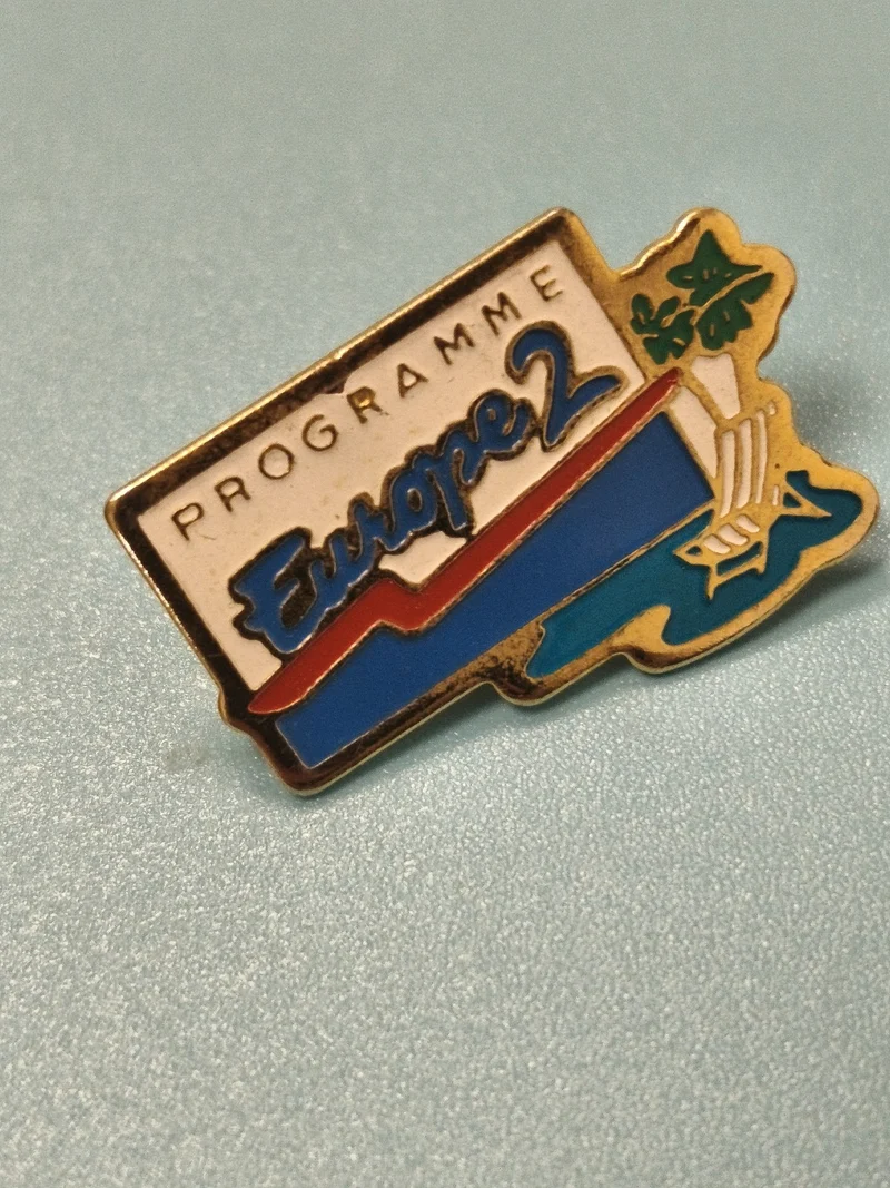 Pin's vintage Europe 2 programme radio, émail coloré, collection années 80-90