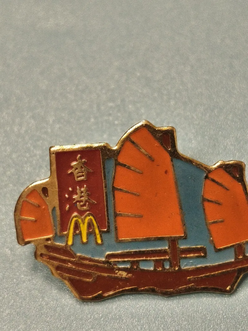 Pin's vintage McDonald's jonque asiatique émaillé Hong Kong collection rare