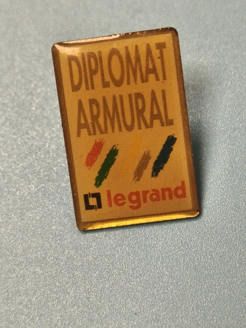Vintage pin's publicitaire Diplomat Armural Legrand rectangulaire badge ancien
