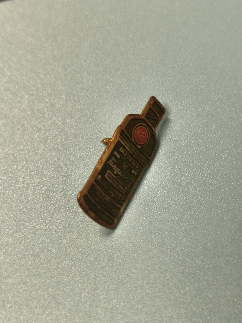 Vintage pin's bouteille alcool vert ? objet publicitaire ancien collection bar