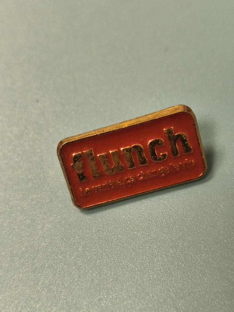 Vintage pin's Flunch rouge rectangulaire ancien collection badge rétro (Ref 17)