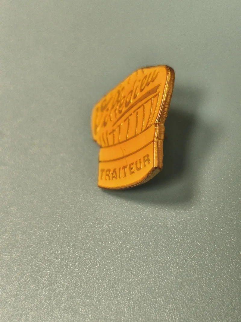 Pin's vintage traiteur jaune, badge ancien collection gastronomie (Ref 17)