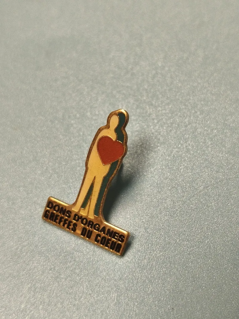 Vintage pin's dons d'organes greffes du c?ur, silhouette dorée, c?ur rouge