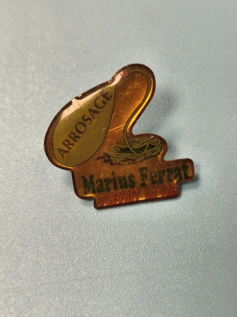 Pin's vintage Marius Ferrat arrosage jardin, translucide, collection (Ref 17)