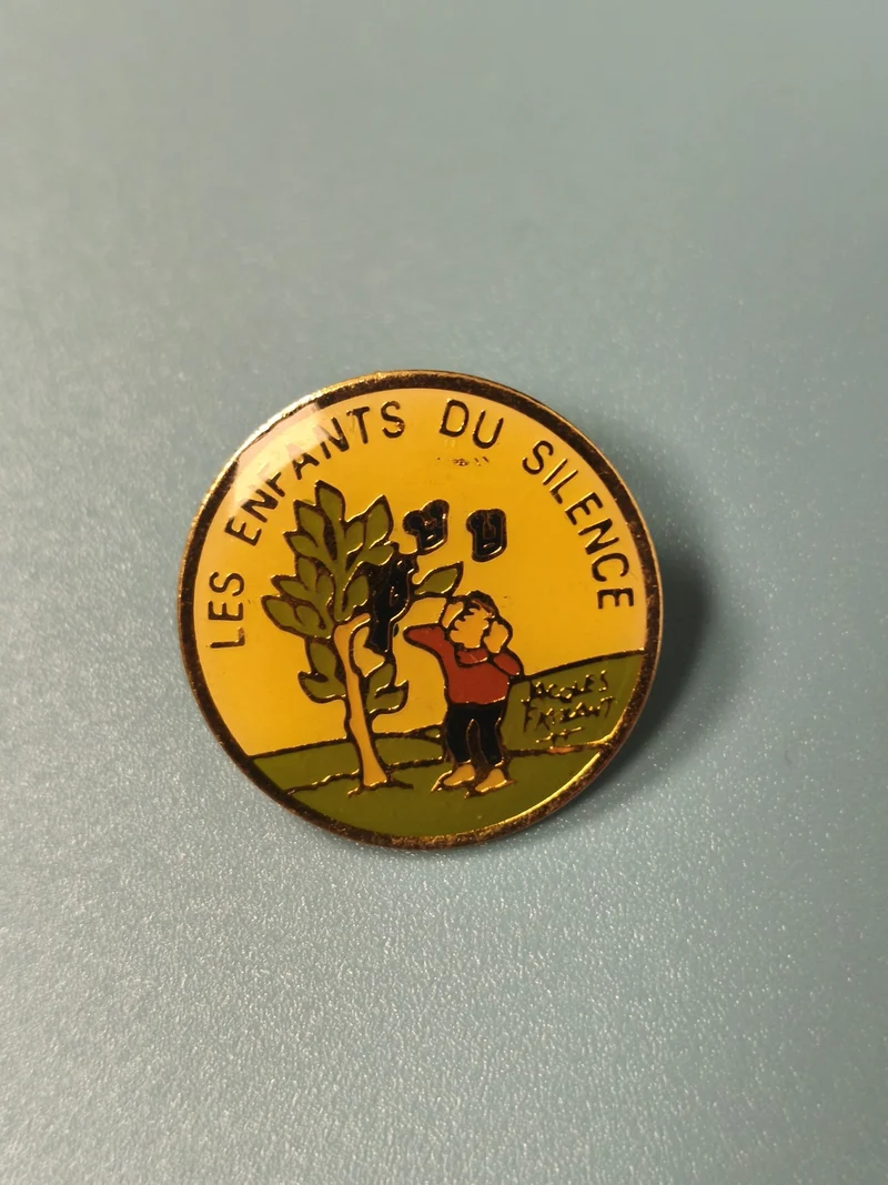 Pin's vintage Les Enfants du Silence rond émaillé jaune illustration enfant (Ref