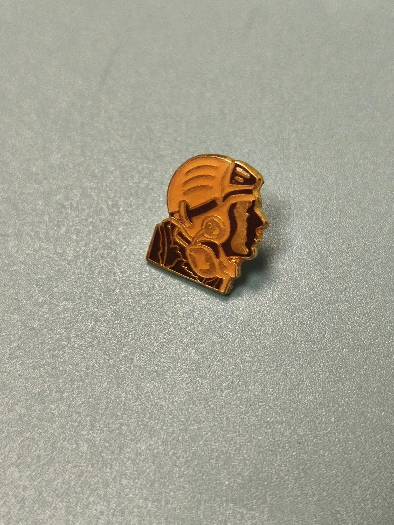 Vintage pin's football joueur casque orange ancien collection sport (Ref 17)