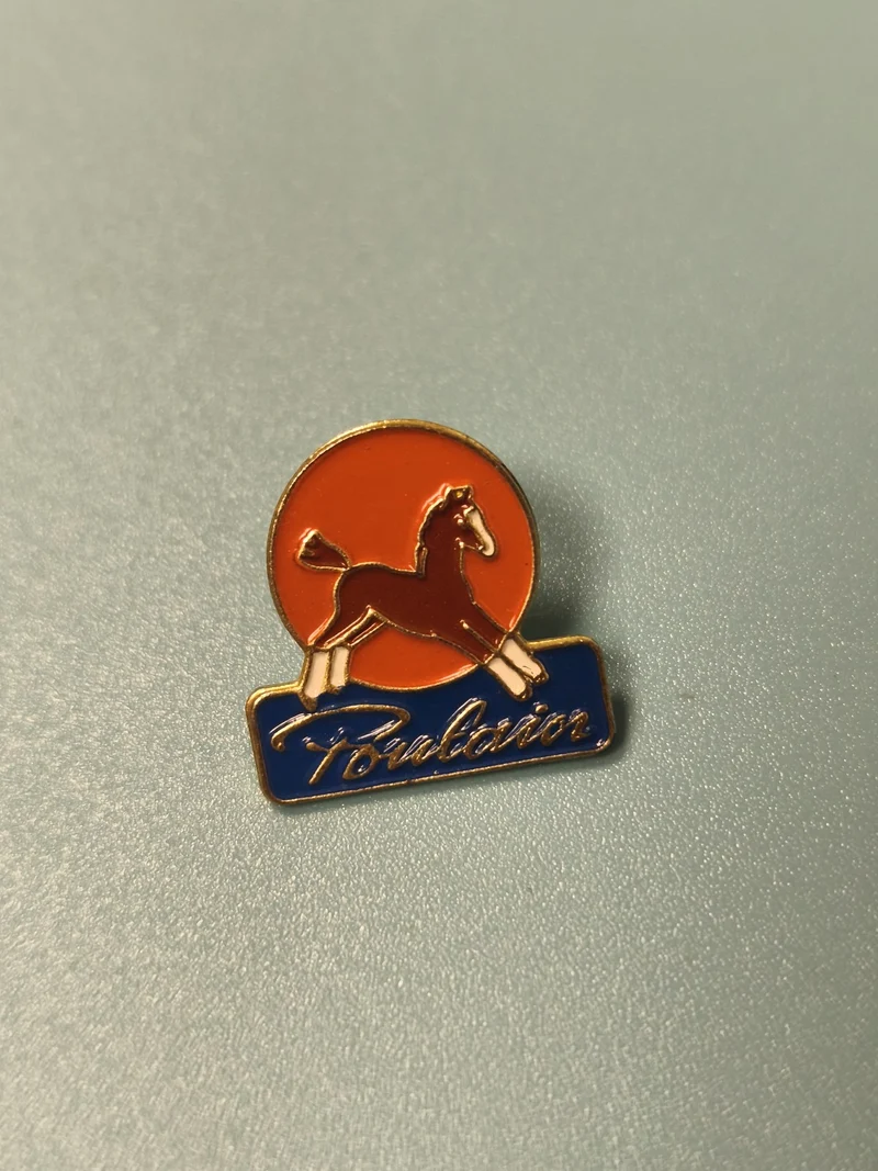 Pin's vintage Poulain cheval émaillé orange et bleu collection publicitaire