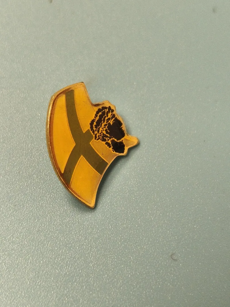 Vintage pin's Marseille blason jaune croix verte silhouette, collection (Ref 17)