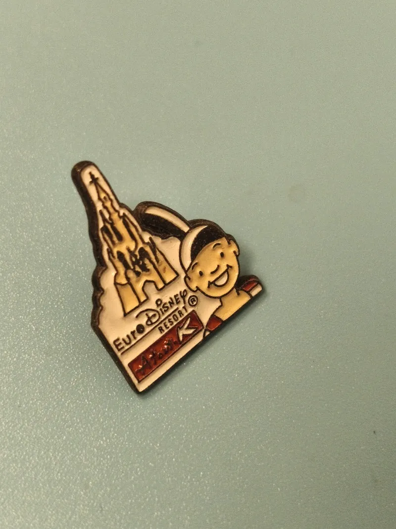 Pin's vintage Euro Disney Resort personnage et château, collection rare