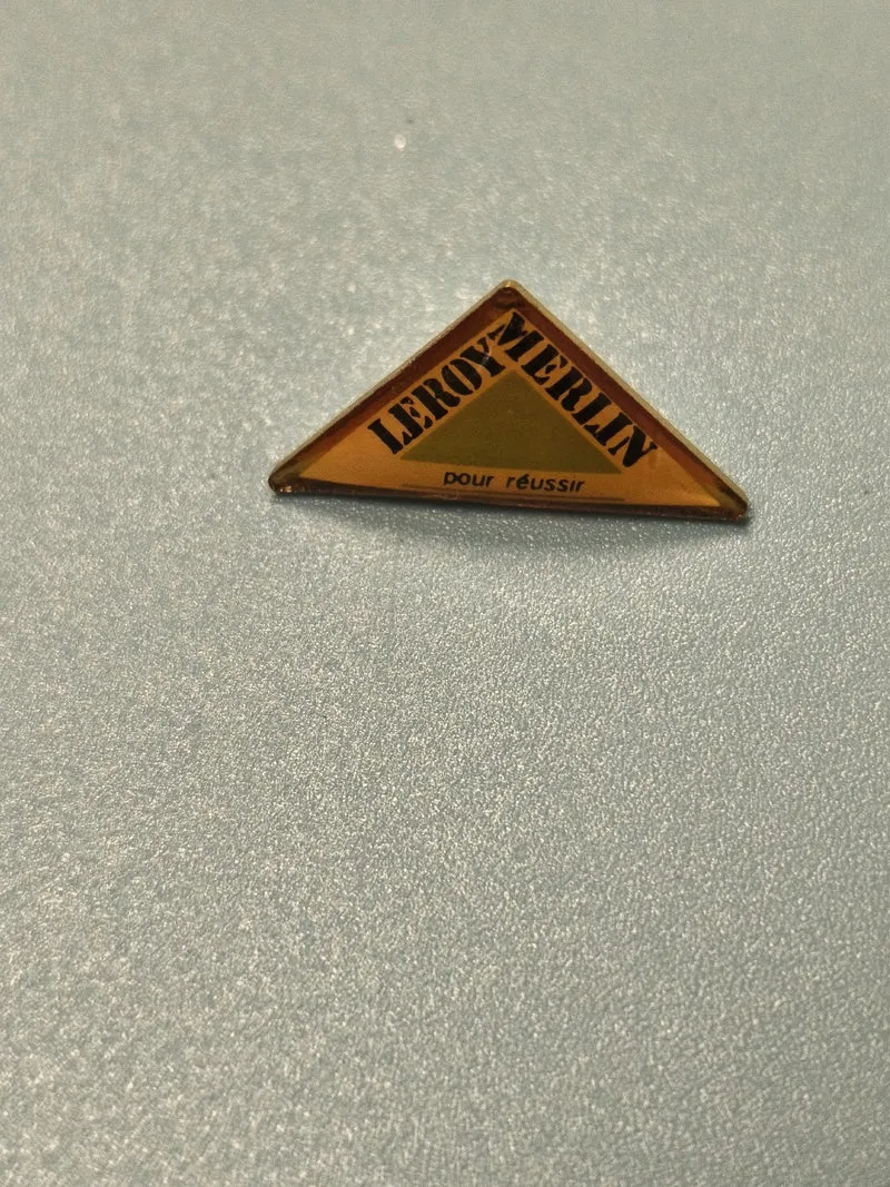 Pin's vintage Leroy Merlin triangle jaune vert logo ancien collection