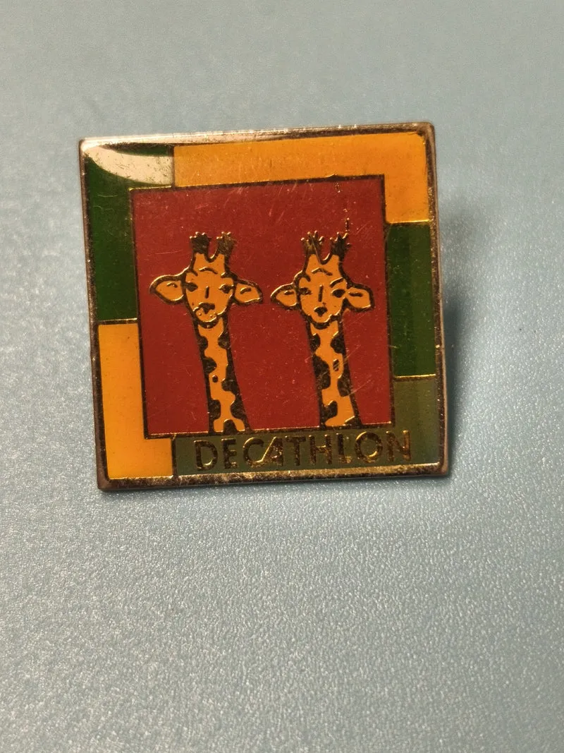 Vintage pin's Decathlon girafes carré multicolore rétro collection (Ref 17)