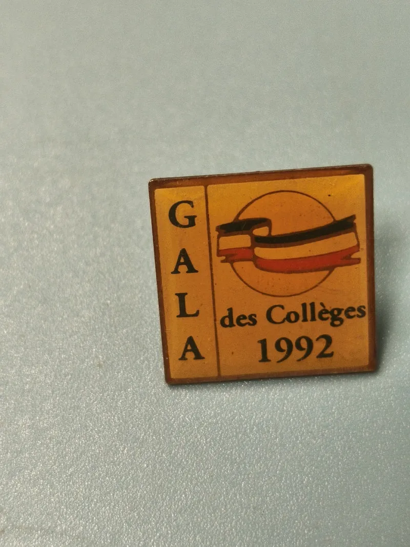 Pin's vintage Gala des Collèges 1992 carré jaune rétro collection (Ref 17)