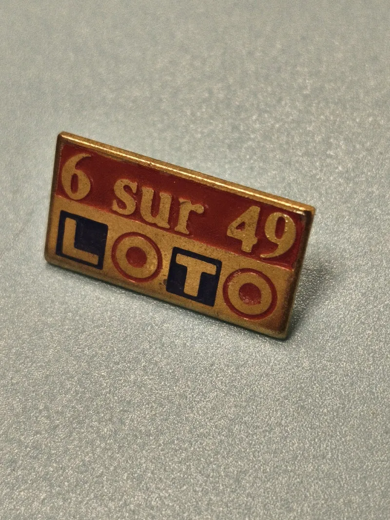 Vintage pin's Loto 6 sur 49 rectangulaire émaillé rouge et or ancien collection