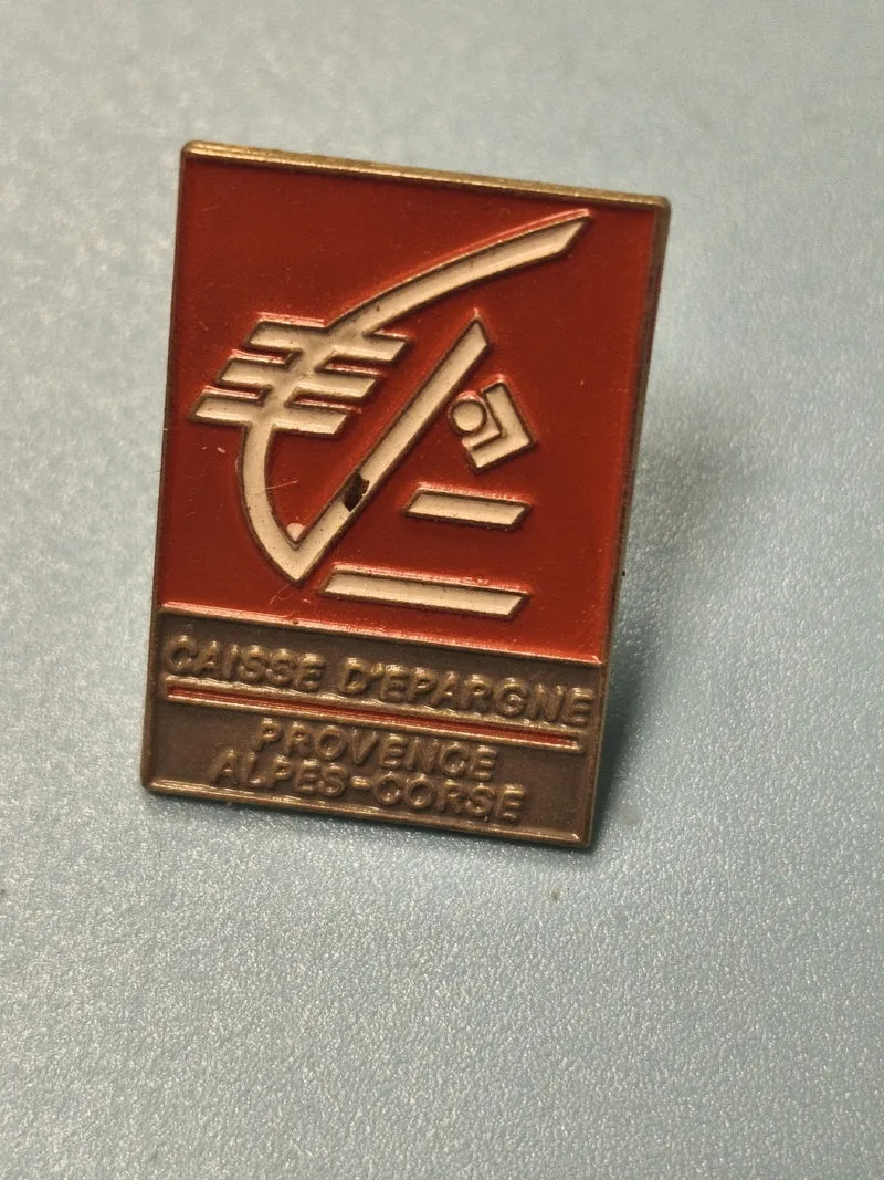 Vintage pin's Caisse d'Épargne Provence Alpes Corse rouge logo ancien banque