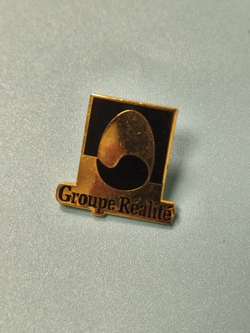 Pin's vintage Groupe Réalité logo doré noir collection musique rare