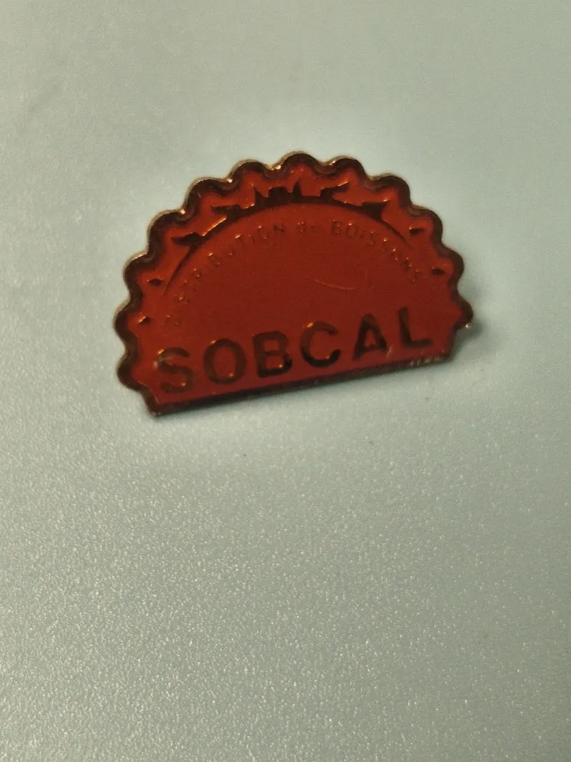 Vintage pin's SOBcal rouge ancien, forme demi-soleil, collection boisson
